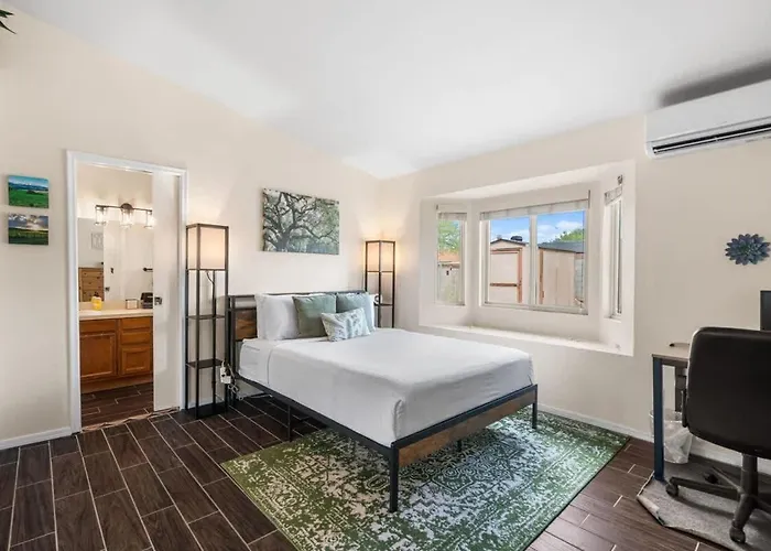Cozy & Pet Friendly & Peloton Holiday home